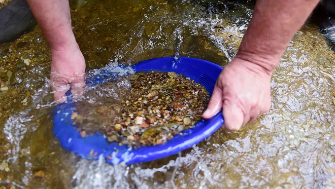 STF proíbe garimpo ilegal em terras indígenas e áreas protegidas 636367702188887240-YDR-MC-072717-goldpanning-06 STF proíbe garimpo ilegal em terras indígenas e áreas protegidas