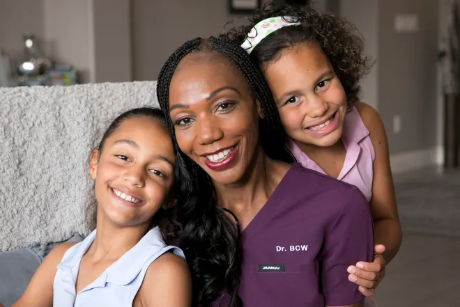 Parto de risco: mesmo sendo médica, ela quase não sobreviveu 83469939007-2024-girls-with-mom-ages-9-and-7 Parto de risco: mesmo sendo médica, ela quase não sobreviveu